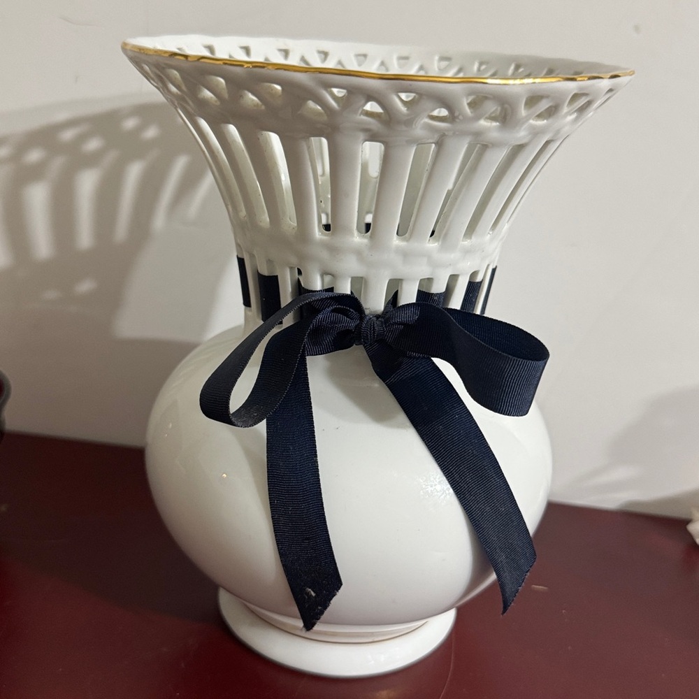 Vintage Formalities by Baum Bros. with a basket weave lattice 7 3/4”